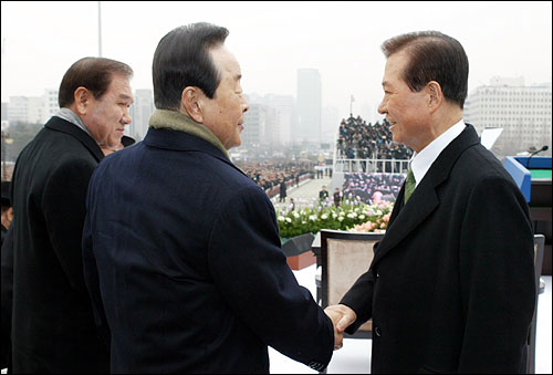 지난 2002년 2월 25일 오전 서울 여의도 국회에서 열린 제16대 대통령 취임식에서 김대중 전 대통령과 김영삼 전 대통령이 악수를 하고 있다.